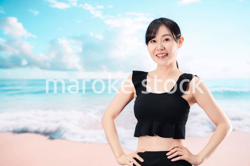 ビーチを楽しむ水着姿の女性