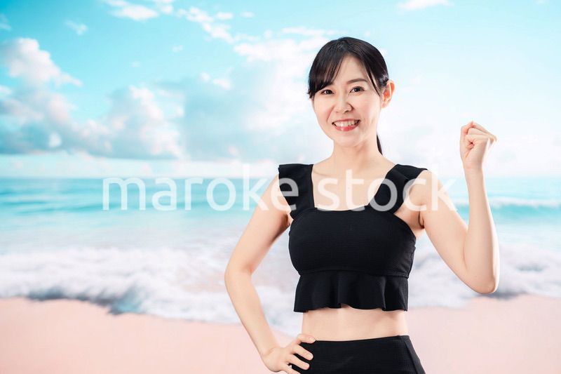 ビーチを楽しむ水着姿の女性