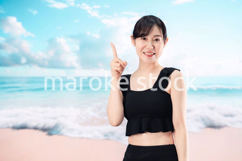 ビーチを楽しむ水着姿の女性