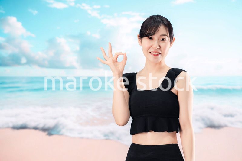 ビーチを楽しむ水着姿の女性