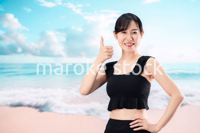 ビーチを楽しむ水着姿の女性