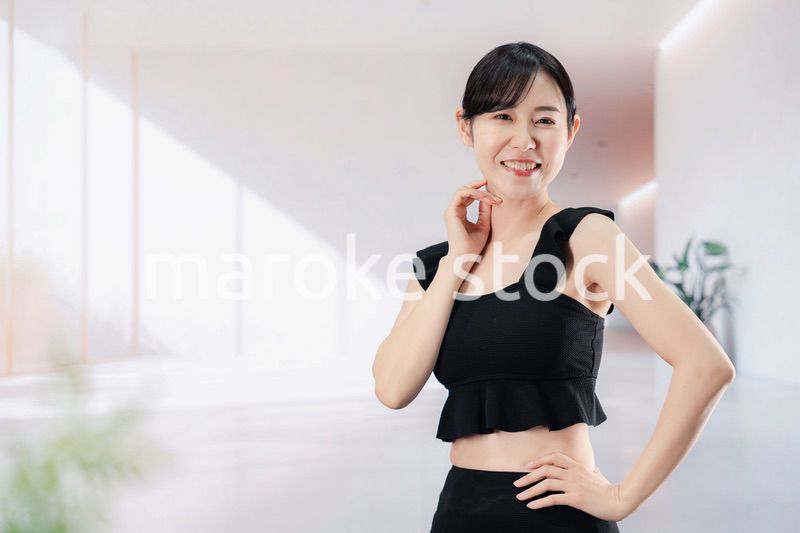 スパで活き活きと過ごす若い女性