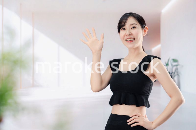 スパで活き活きと過ごす若い女性