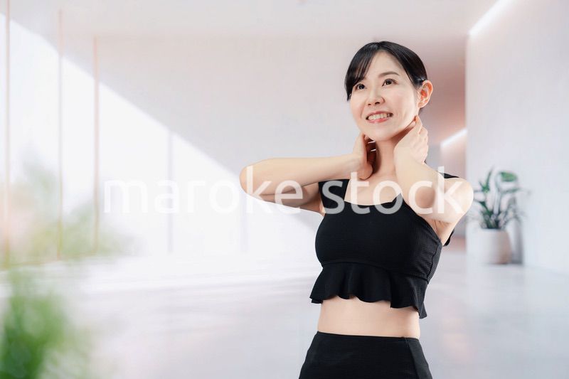 スパで活き活きと過ごす若い女性