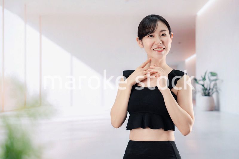 スパで活き活きと過ごす若い女性