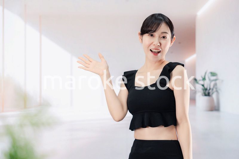 スパで活き活きと過ごす若い女性