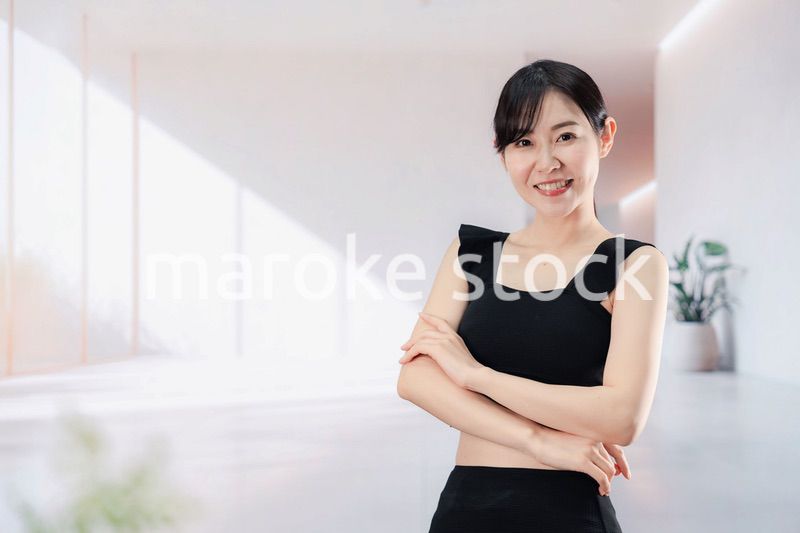 スパで活き活きと過ごす若い女性