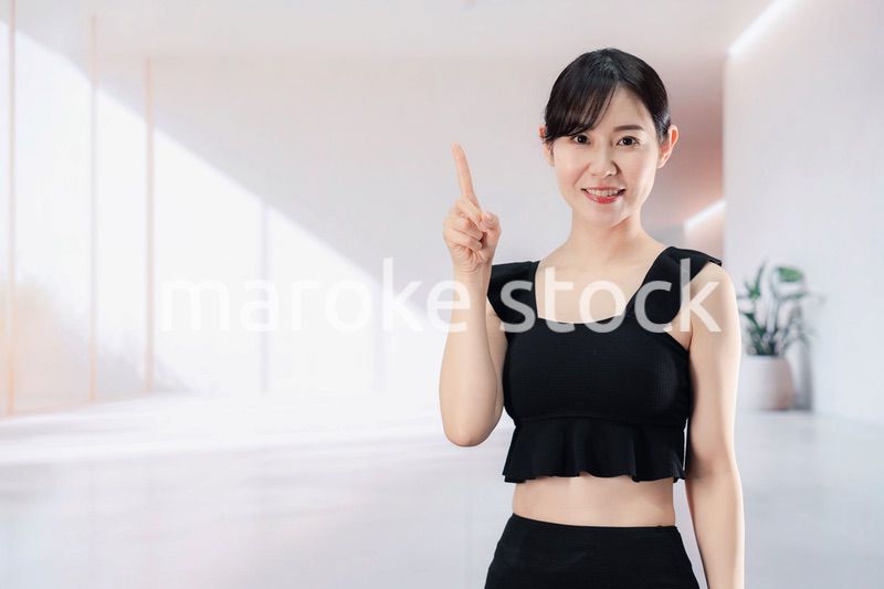 スパで活き活きと過ごす若い女性