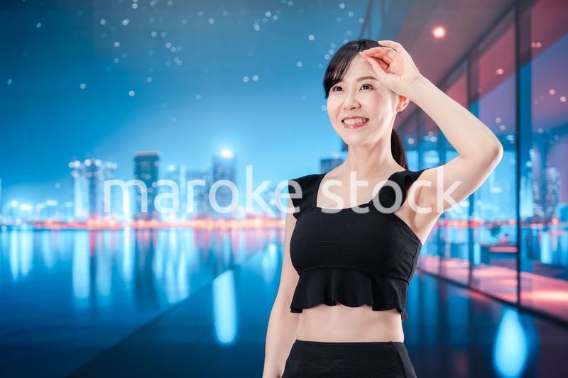 水着で都心のホテルステイを楽しむ女性