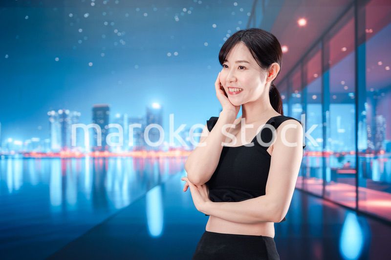 水着で都心のホテルステイを楽しむ女性