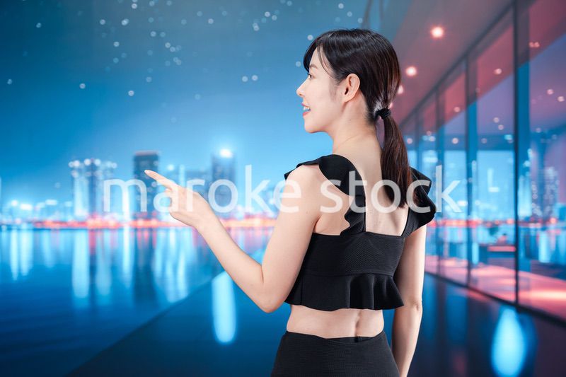 水着で都心のホテルステイを楽しむ女性