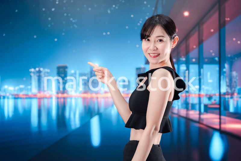 水着で都心のホテルステイを楽しむ女性