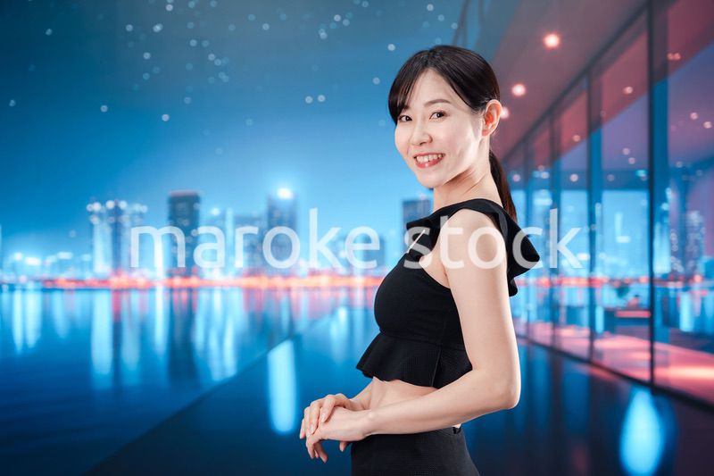 水着で都心のホテルステイを楽しむ女性