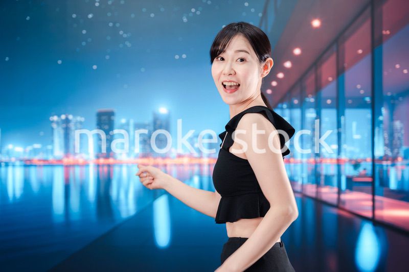 水着で都心のホテルステイを楽しむ女性