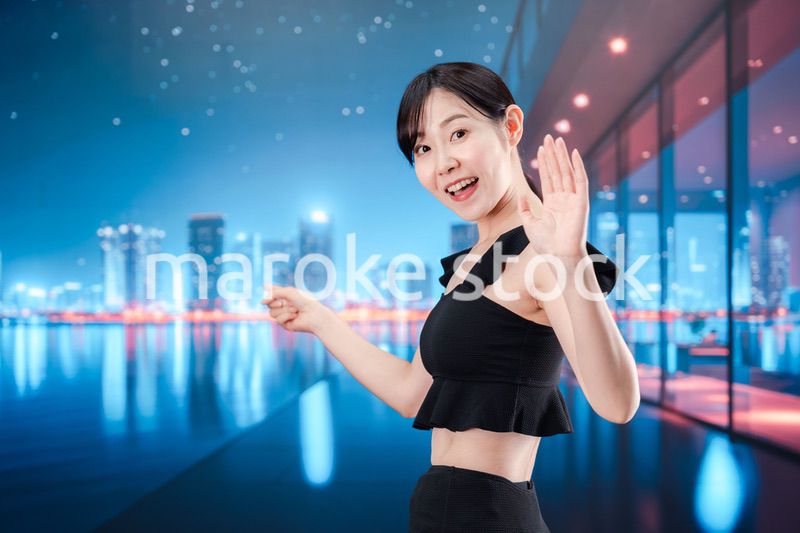 水着で都心のホテルステイを楽しむ女性