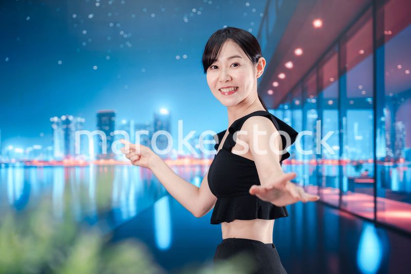 水着で都心のホテルステイを楽しむ女性