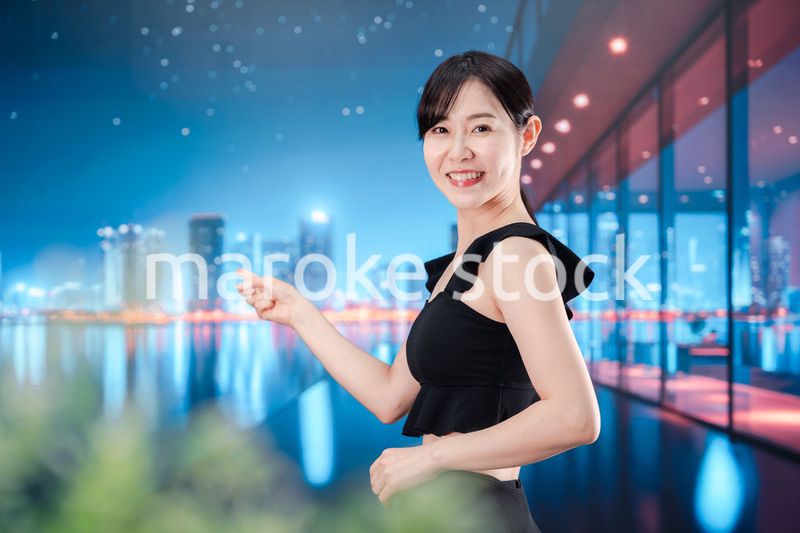 水着で都心のホテルステイを楽しむ女性