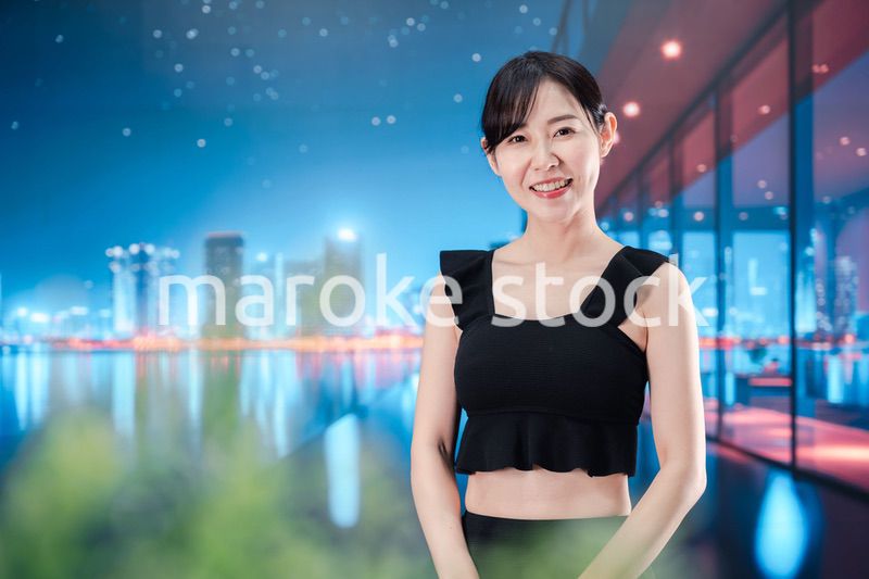 水着で都心のホテルステイを楽しむ女性