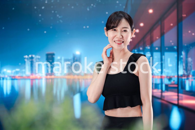 水着で都心のホテルステイを楽しむ女性