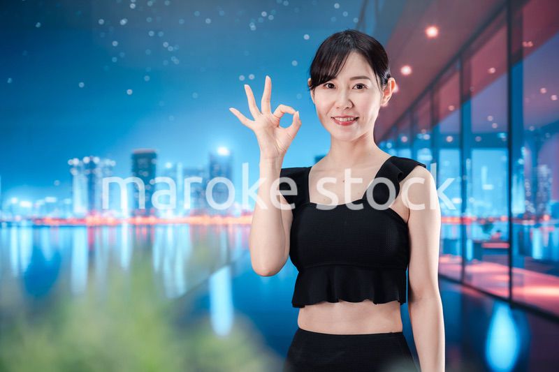 水着で都心のホテルステイを楽しむ女性