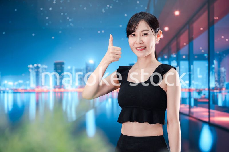 水着で都心のホテルステイを楽しむ女性