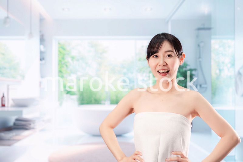 バスルームでボディケアをする若い女性