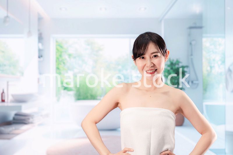 バスルームでボディケアをする若い女性