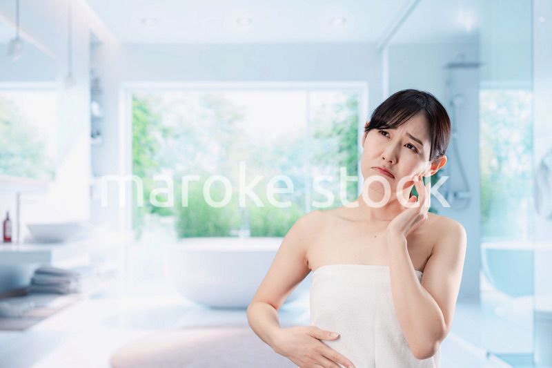 自分の体型に不満な気持ちを持つ若い女性