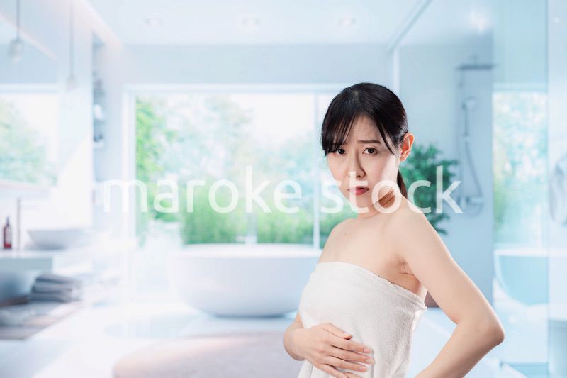 自分の体型に不満な気持ちを持つ若い女性