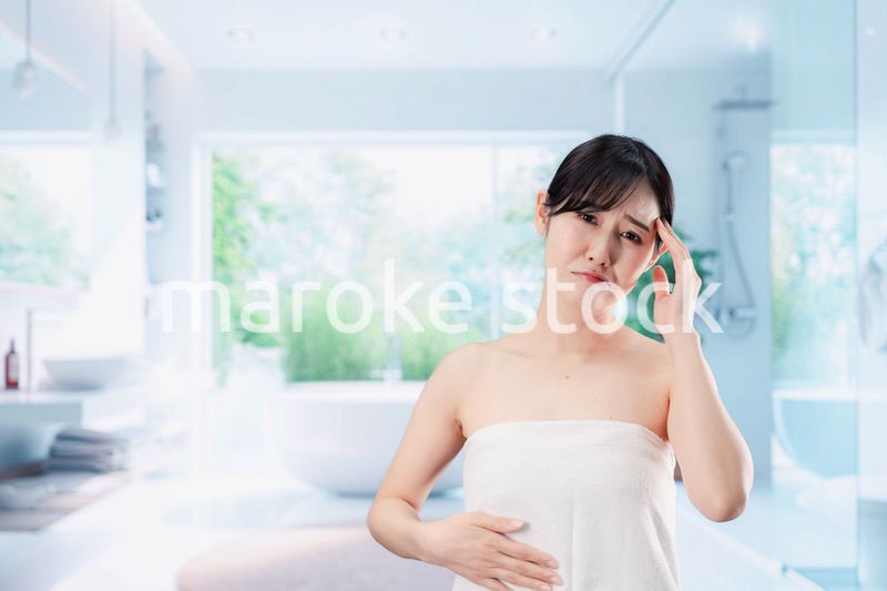 自分の体型に不満な気持ちを持つ若い女性