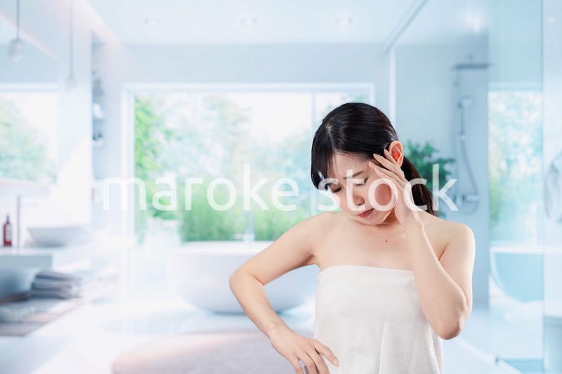 自分の体型に不満な気持ちを持つ若い女性