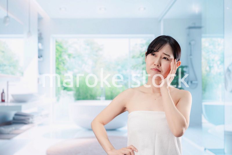 自分の体型に不満な気持ちを持つ若い女性