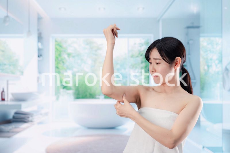 自分の体型に不満な気持ちを持つ若い女性