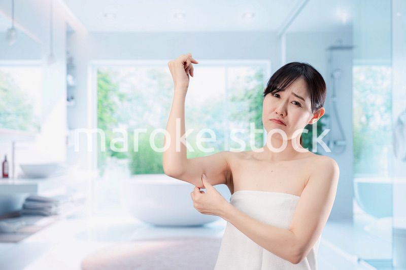 自分の体型に不満な気持ちを持つ若い女性