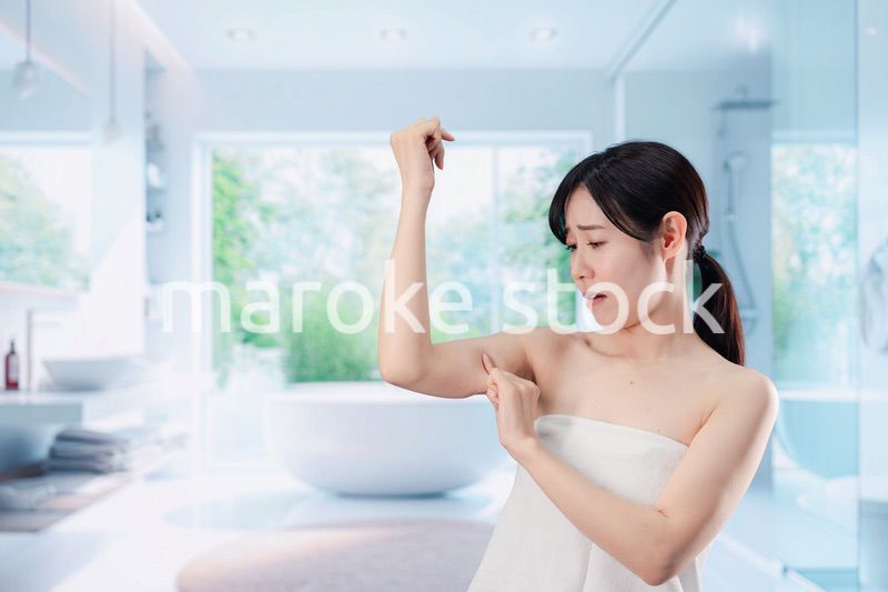 自分の体型に不満な気持ちを持つ若い女性