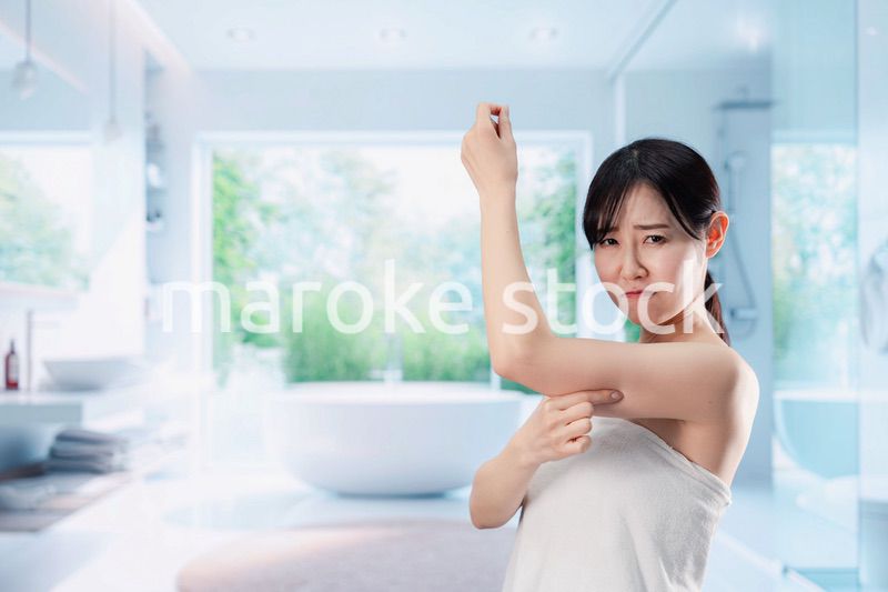 自分の体型に不満な気持ちを持つ若い女性