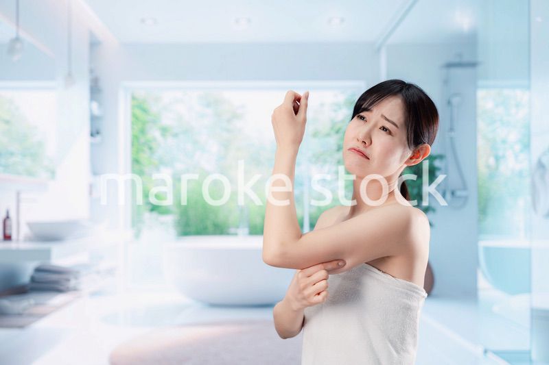 自分の体型に不満な気持ちを持つ若い女性