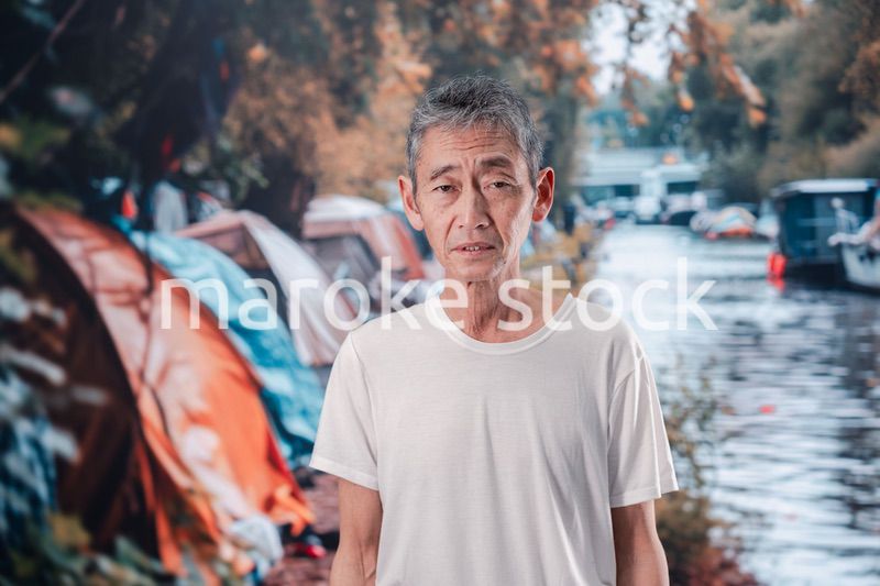 路上生活をするホームレスの男性