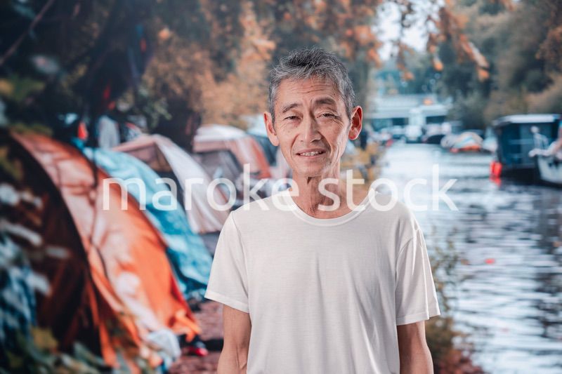 路上生活をするホームレスの男性