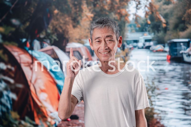 路上生活をするホームレスの男性