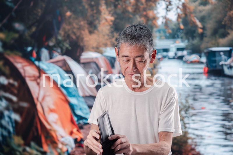 路上生活をするホームレスの男性