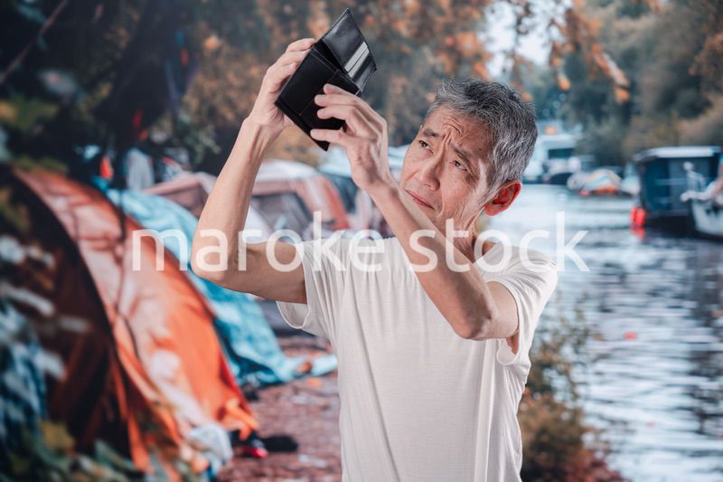 路上生活をするホームレスの男性