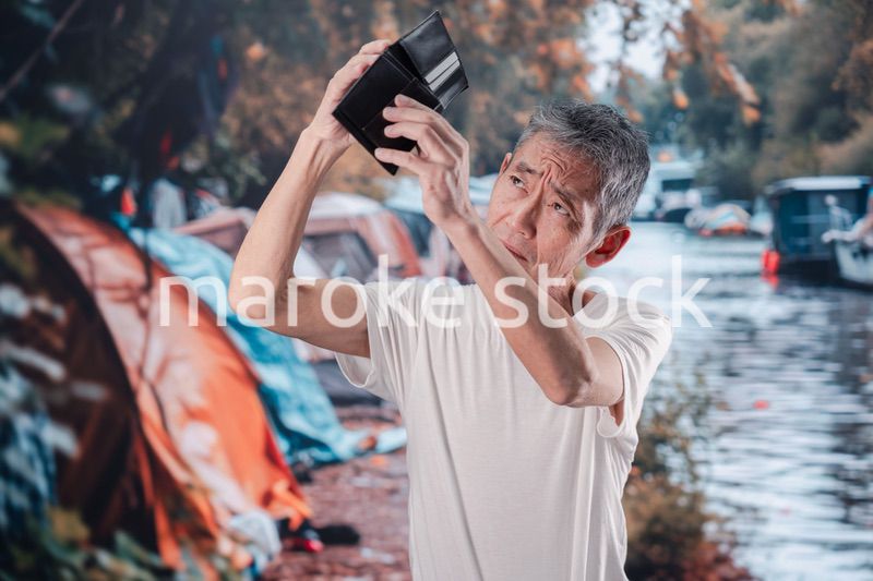 路上生活をするホームレスの男性