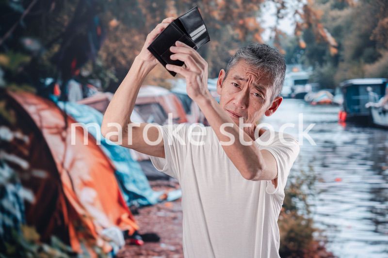 路上生活をするホームレスの男性