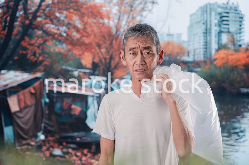 ゴミ拾いをするホームレスの男性