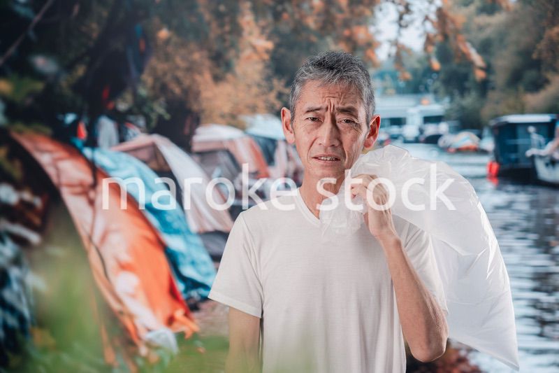 ゴミ拾いをするホームレスの男性