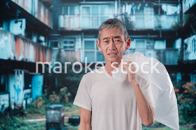 ゴミ拾いをするホームレスの男性