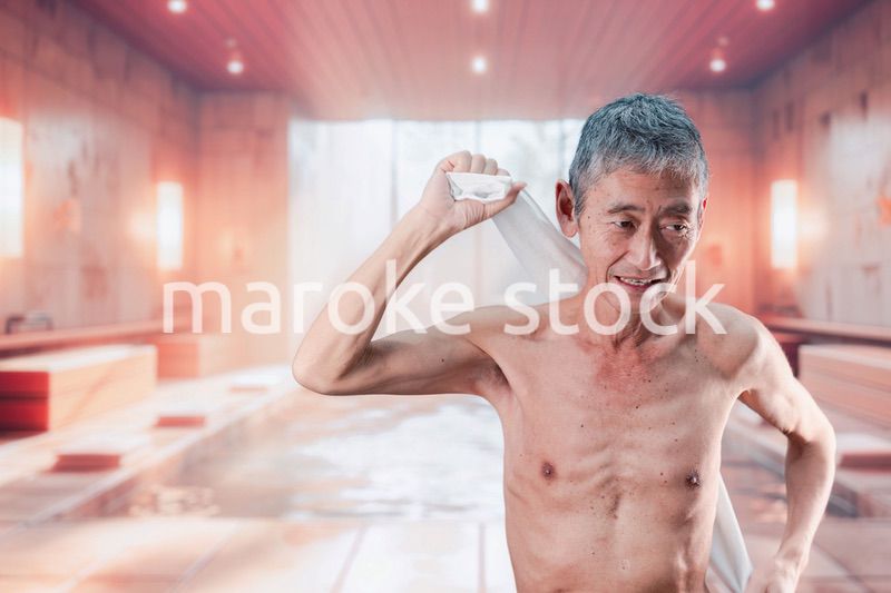 銭湯で体を洗う高齢の男性