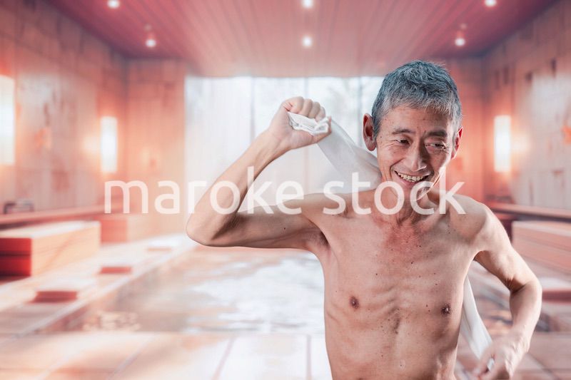 銭湯で体を洗う高齢の男性