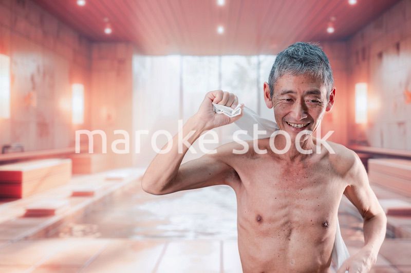 銭湯で体を洗う高齢の男性